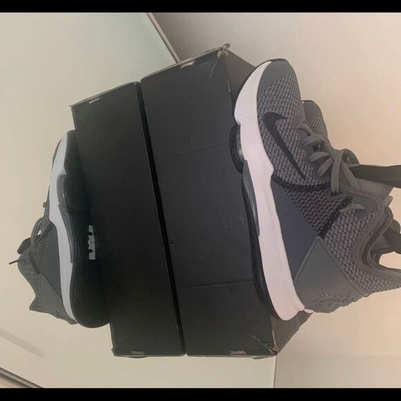 LeBron Witness 4 (Team) CV4004-001) 8.5 M WMS Sz 10 main image 9